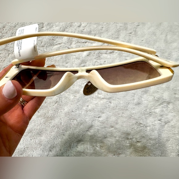 NWT- FRENCH CONNECTION Oversized
Sunglasses With Smoke Lenses And Side Detail main image 13